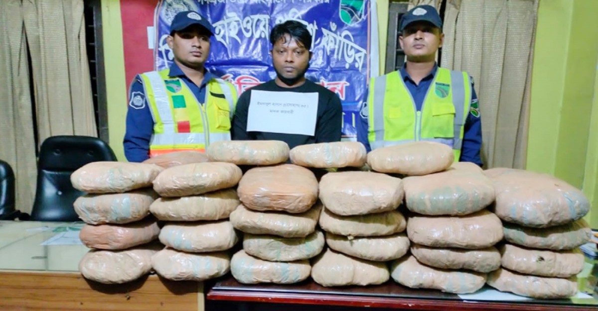 পুলিশ ফাঁড়ির প্রাইভেটকারসহ ৫০কেজি গাঁজা উদ্ধার: আটক ১
