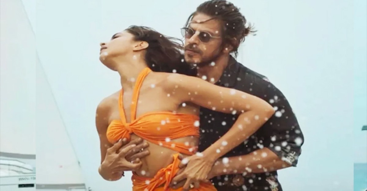 শাহরুখ-দীপিকার বিরুদ্ধে মমলা!
