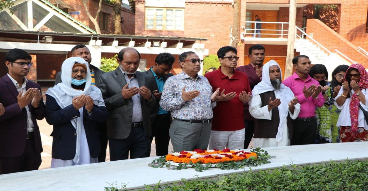বঙ্গবন্ধুর সমাধিতে স্বাস্থ্য প্রকৌশল অধিদপ্তরের প্রকৌশলীর শ্রদ্ধা