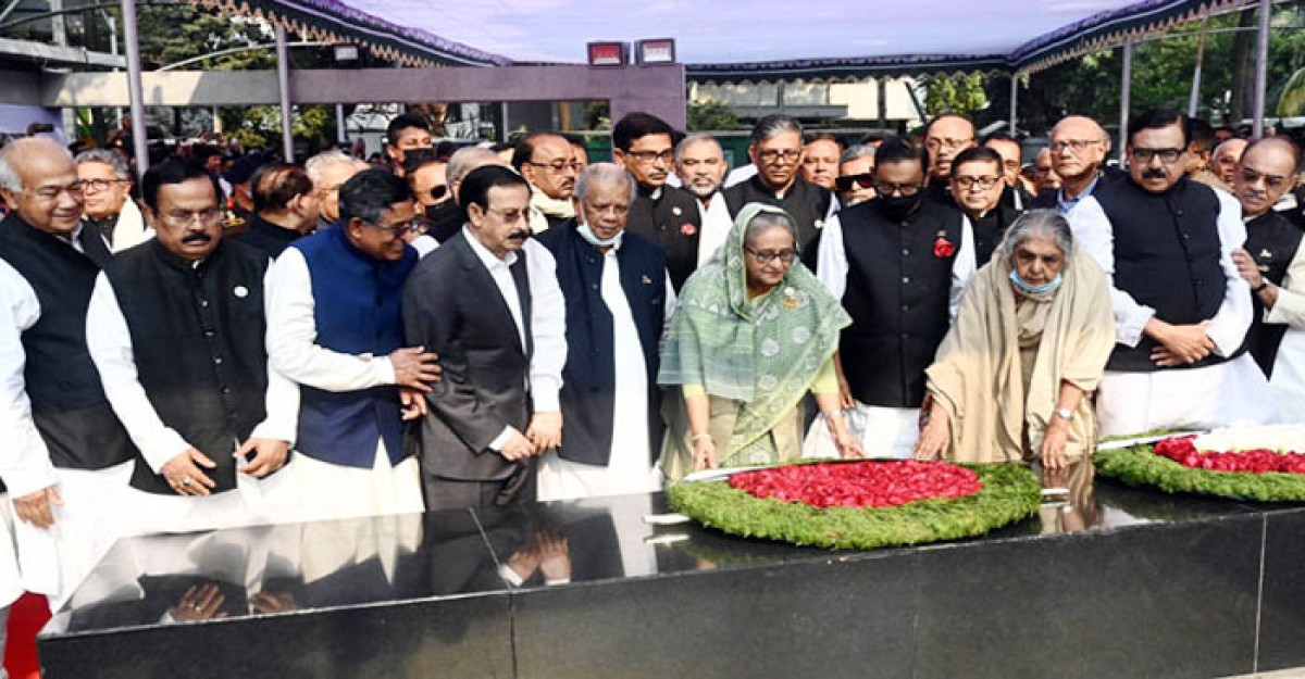 বঙ্গবন্ধুর প্রতিকৃতিতে আওয়ামী লীগের নতুন কমিটির শ্রদ্ধা