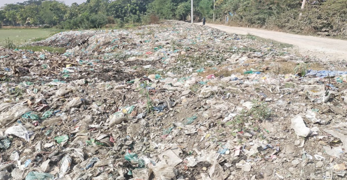 রাস্তার পাশে ময়লার স্তূপ, দুর্গন্ধে অতিষ্ট এলাকাবাসী
