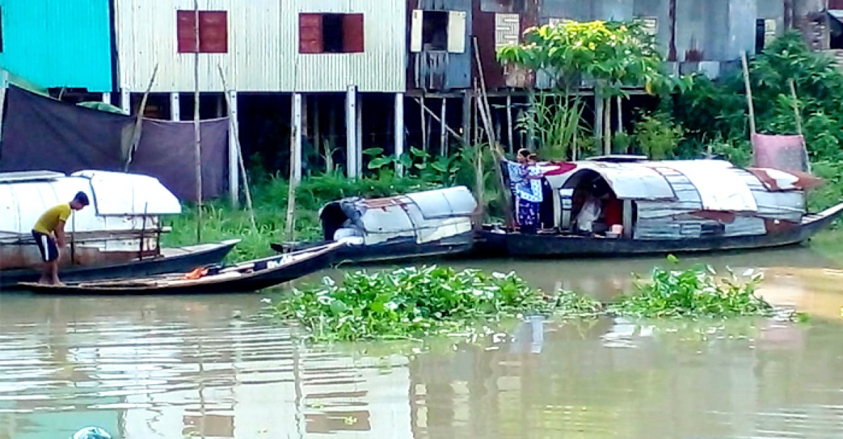 শ্রীনগরে নৌকায় যাদের জীবন কাটে