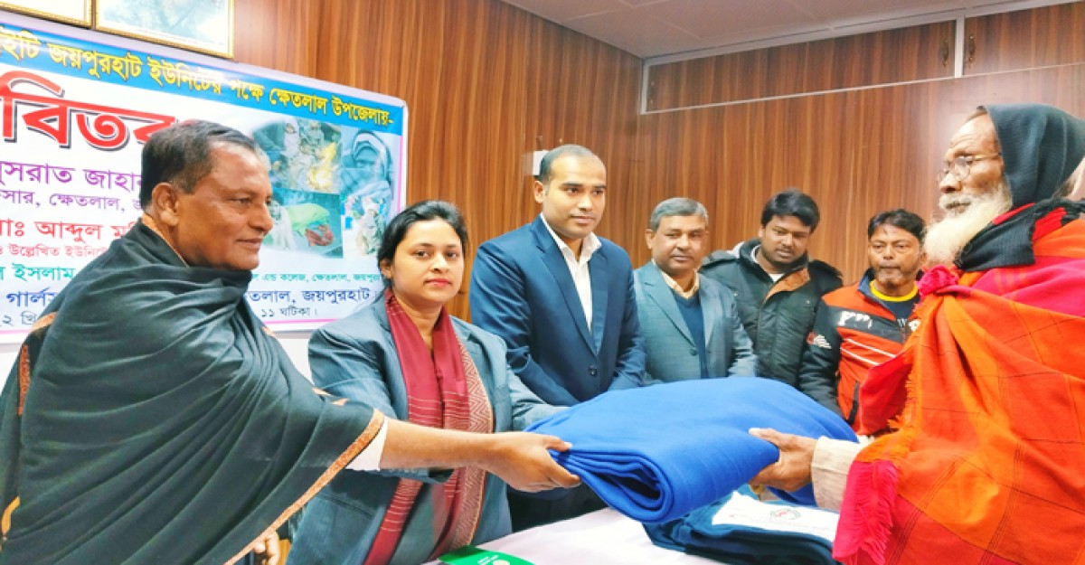ক্ষেতলালে শীতার্তদের মাঝে কম্বল বিতরণ