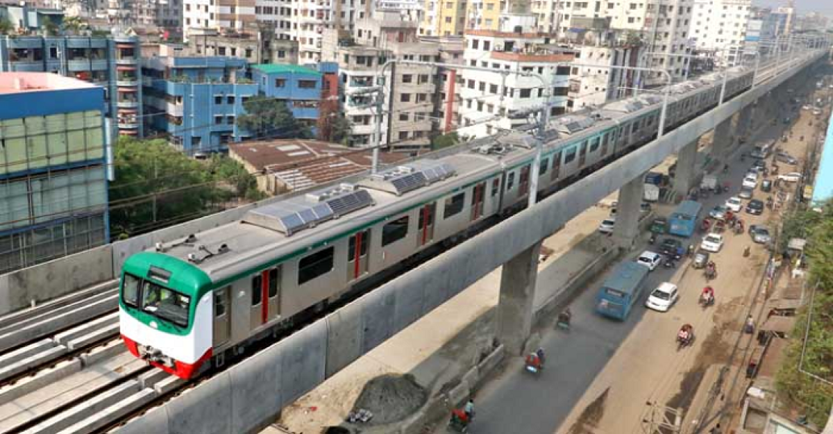 বৈদ্যুতিক তারে ফানুস পড়ায় মেট্রোরেল চলাচল বন্ধ