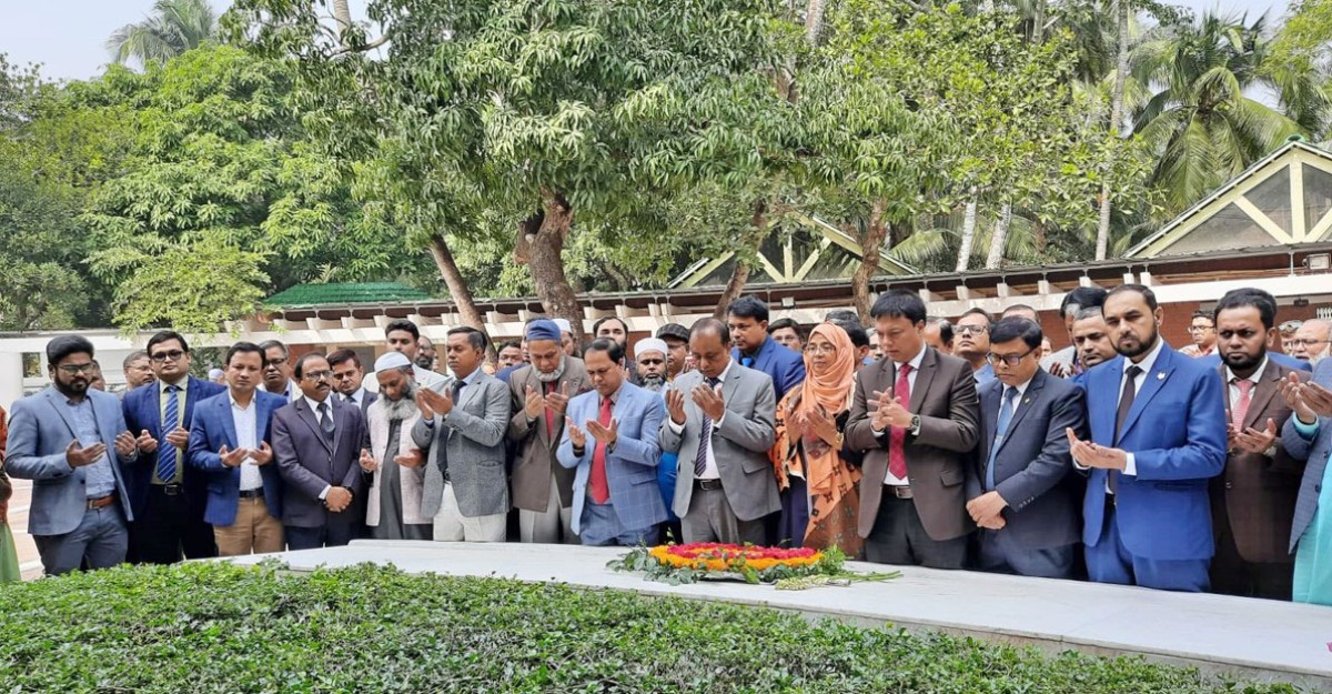বঙ্গবন্ধুর সমাধিতে প্রাণিসম্পদ অধিদপ্তরের মহাপরিচালক ও পরিচালকের শ্রদ্ধা