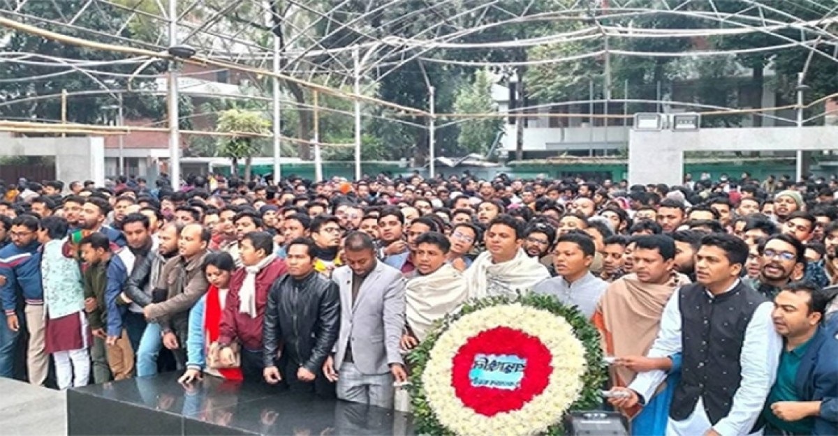 বঙ্গবন্ধুর প্রতিকৃতিতে শ্রদ্ধা জানিয়ে ছাত্রলীগের কর্মসূচি শুরু