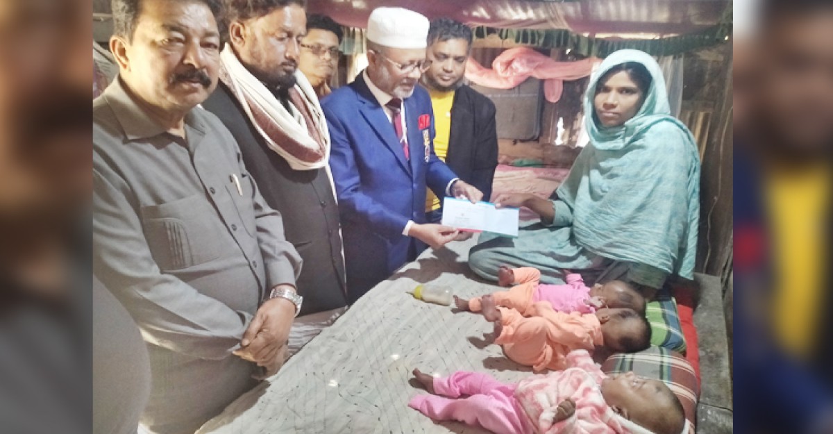 দুমকিতে যমজ ৩ সন্তানের পাশে উপজেলা চেয়ারম্যান
