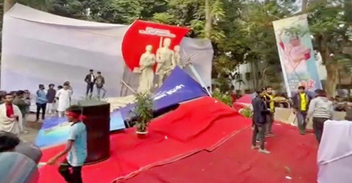 ওবায়দুল কাদেরের বক্তব্যের সময় ভেঙে পড়লো মঞ্চ
