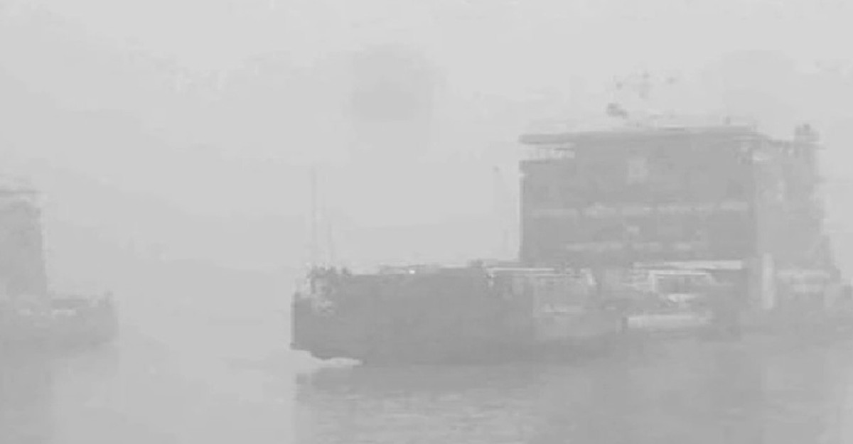 কুয়াশায় মাঝ নদীতে আটকা তিনটি ফেরি