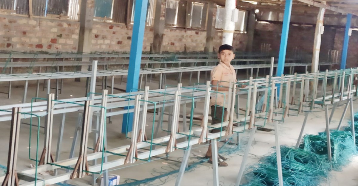 শ্রীনগরে নিষিদ্ধ চায়না দোয়াইর কারখানায় শিশু শ্রম!