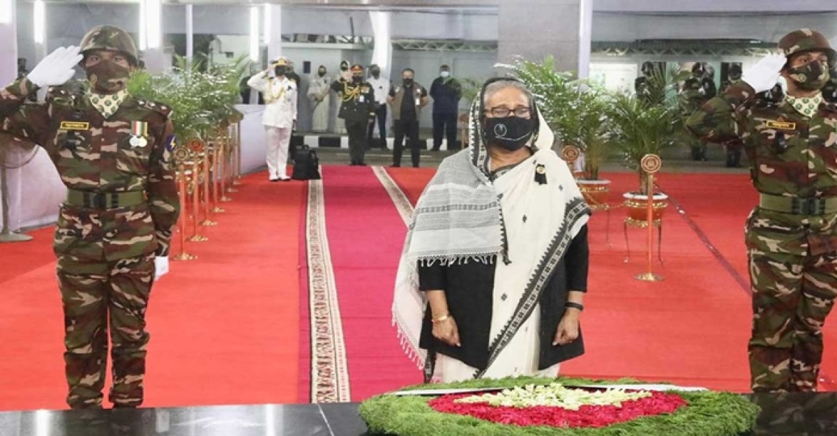 বঙ্গবন্ধুর প্রতিকৃতিতে প্রধানমন্ত্রীর শ্রদ্ধা