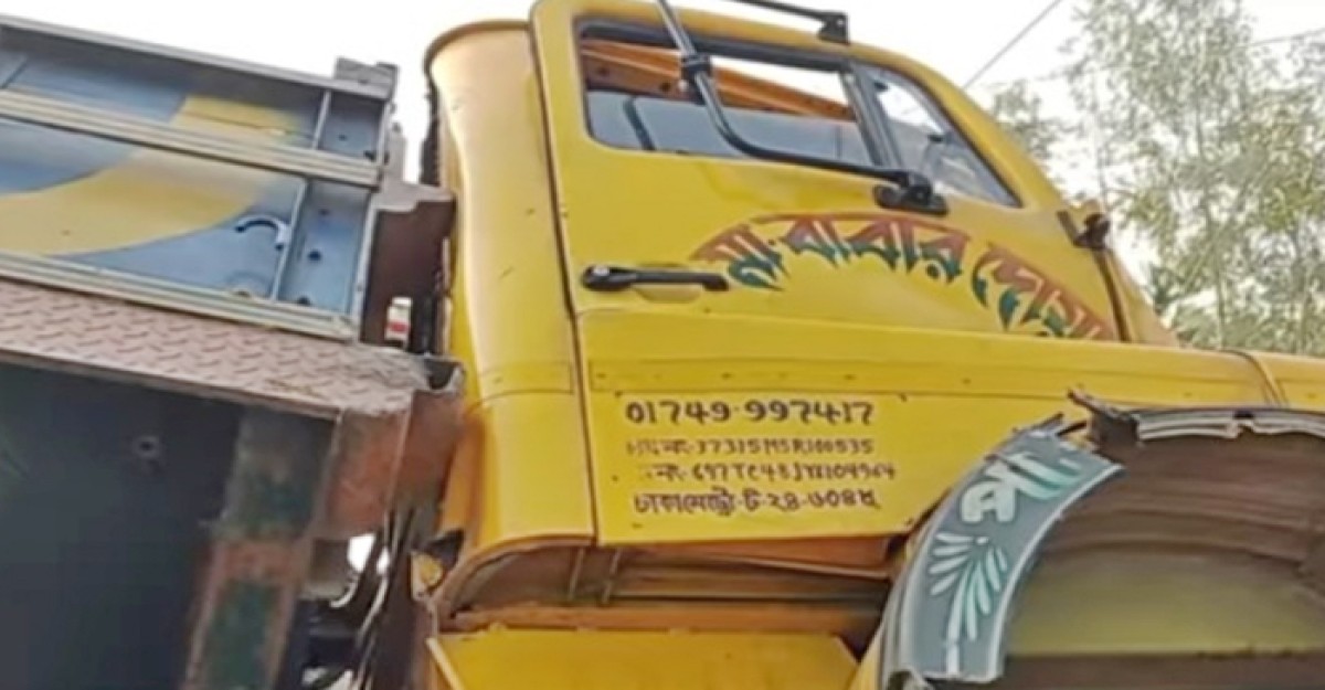 ঘাটাইলে দুই ট্রাকের মুখোমুখি সংঘর্ষ, আড়াই ঘন্টা আটকে ছিলো লাশ
