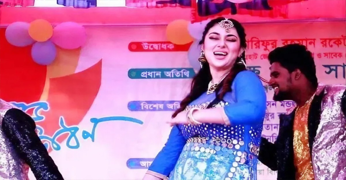 ফুটবল মাঠে নাচে-গানে উত্তাপ ছড়ালেন অপু বিশ্বাস