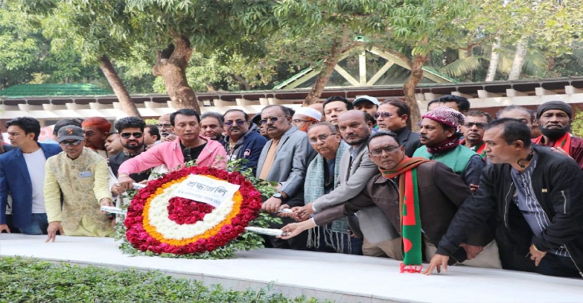বঙ্গবন্ধুর সমাধিতে বাংলাদেশ চলচ্চিত্র পরিচালক সমিতির শ্রদ্ধা
