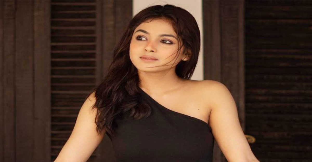 ৫ বছরের প্রেমের সম্পর্কের ইতি টানলেন অভিনেত্রী শার্লি