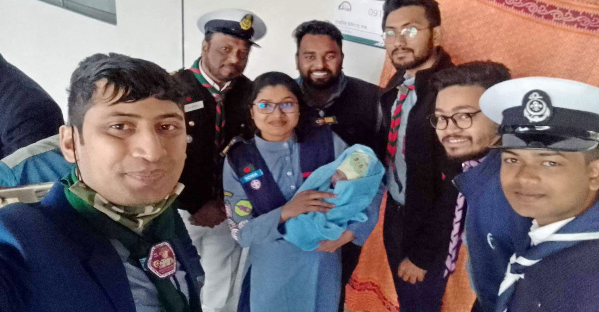 মেট্রোরেল স্টেশনে সন্তান প্রসব করেছেন নারী