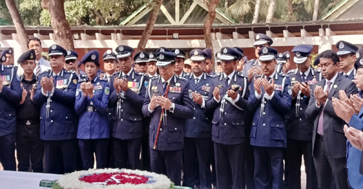 টুঙ্গিপাড়ায় বঙ্গবন্ধুর সমাধিতে বাংলাদেশ পুলিশের আইজিপির শ্রদ্ধা