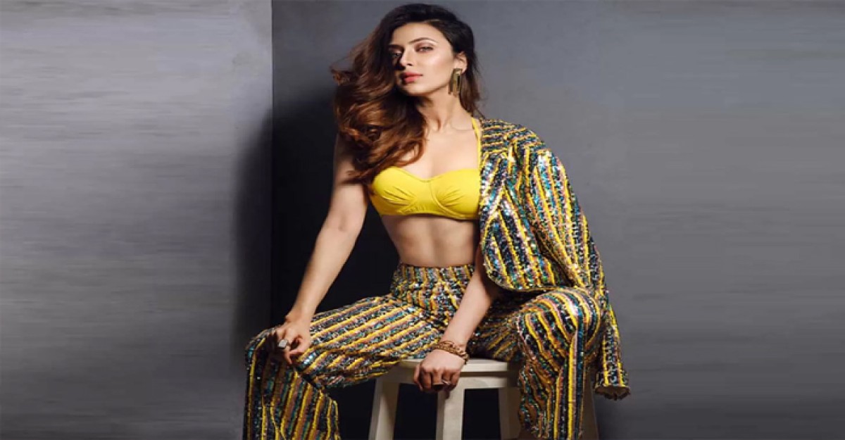 পোশাক নিয়ে ভক্তের মন্তব্যে যা বললেন মিম
