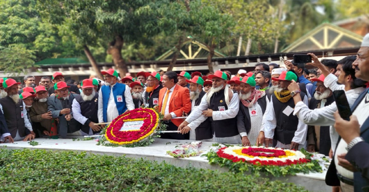 বঙ্গবন্ধুর সমাধিতে তৃণমূল নেতৃবৃন্দদের নিয়ে আ.লীগ নেতা মাঈনুদ্দিনের শ্রদ্ধা
