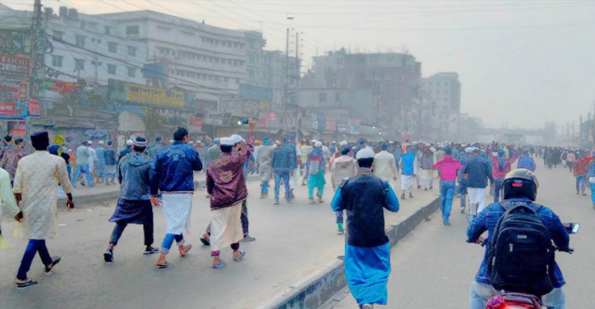 মোনাজাত শেষে বাড়ি ফিরছেন মুসল্লিরা