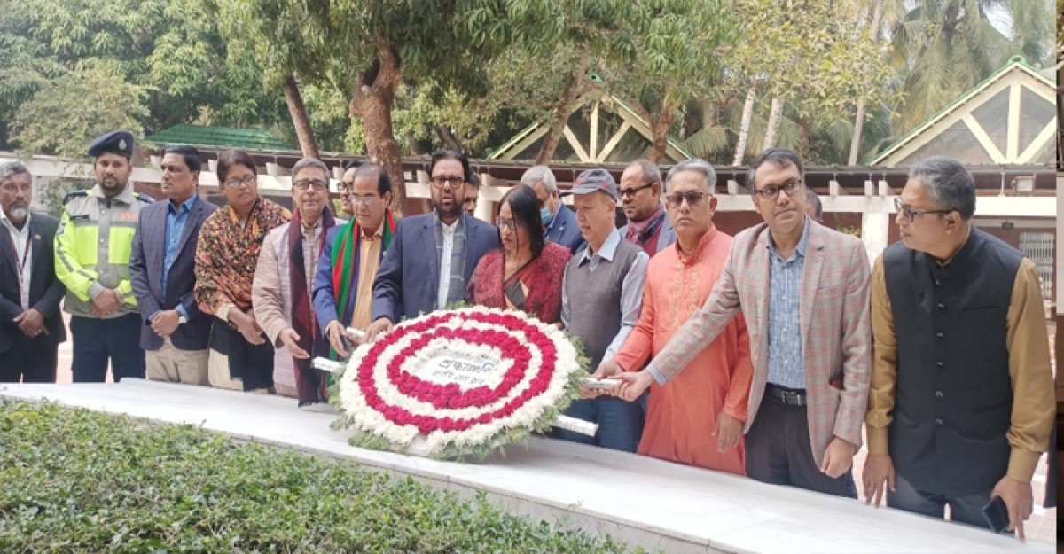 বঙ্গবন্ধুর সমাধিতে জাতীয় প্রেসক্লাবের নবনির্বাচিত নেতৃবৃন্দের শ্রদ্ধা
