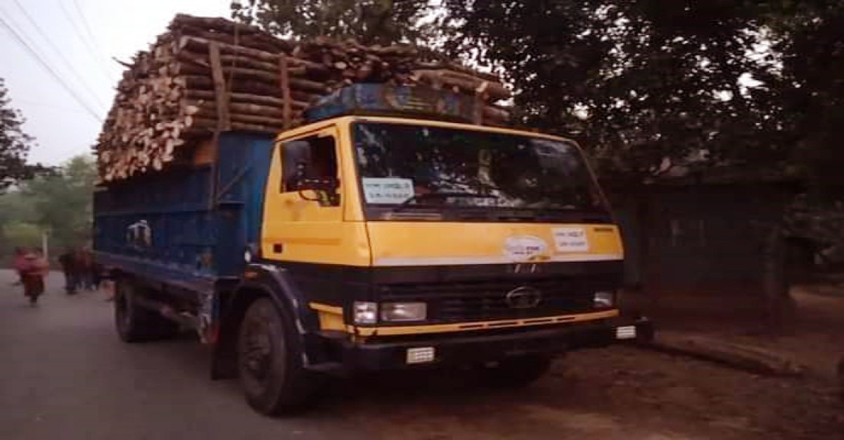 শ্রীপুরে ট্রাক চাপায় প্রাণ গেল নানী-নাতির