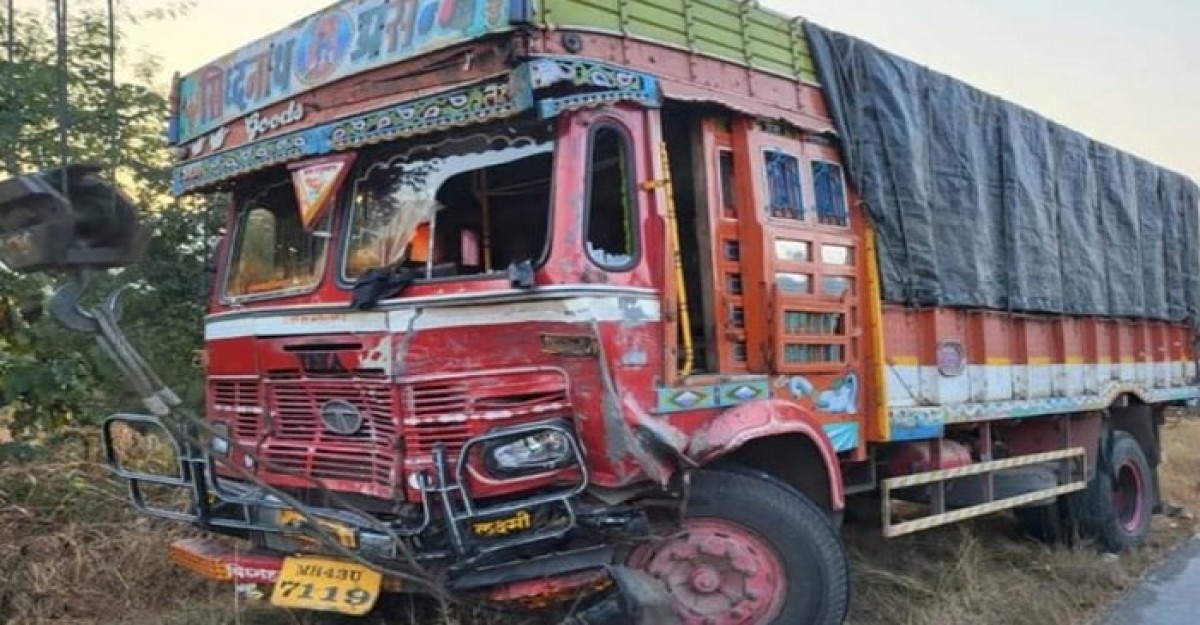 ভারতে যাত্রীবাহী গাড়ির সঙ্গে ট্রাকের সংঘর্ষ, নিহত ৯