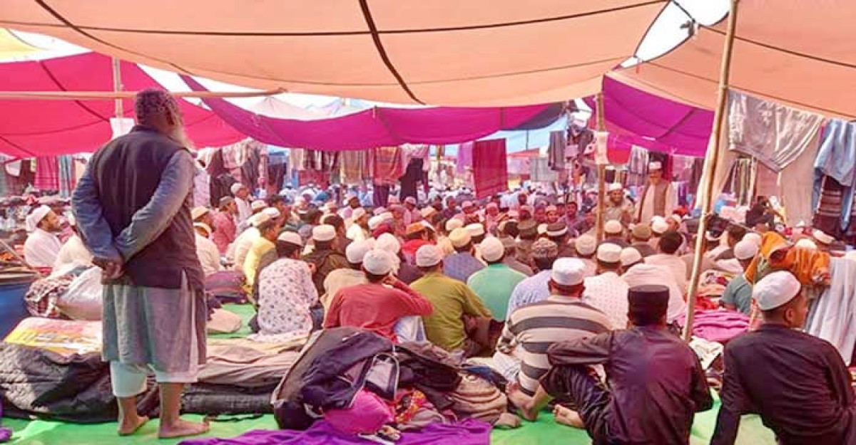 ইবাদত-বন্দেগিতে মশগুল মুসল্লিরা