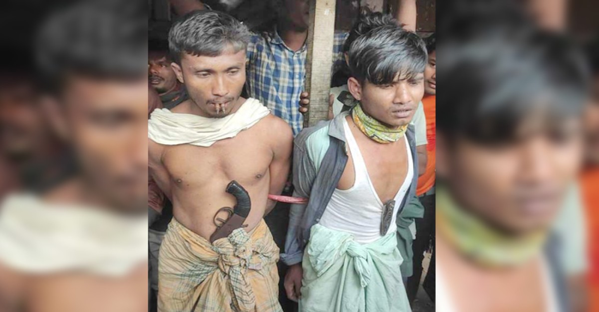 টেকনাফে অস্ত্র সহ ২ যুবককে ধরে পুলিশকে দিল জনতা