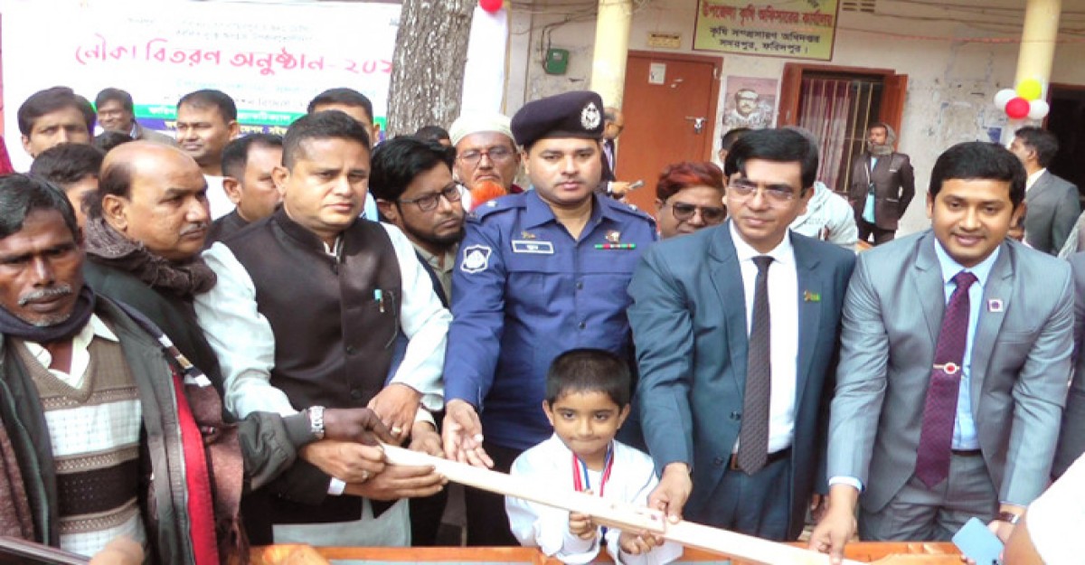 সদরপুরে হতদরিদ্রদের মাঝে নৌকা বিতরণ