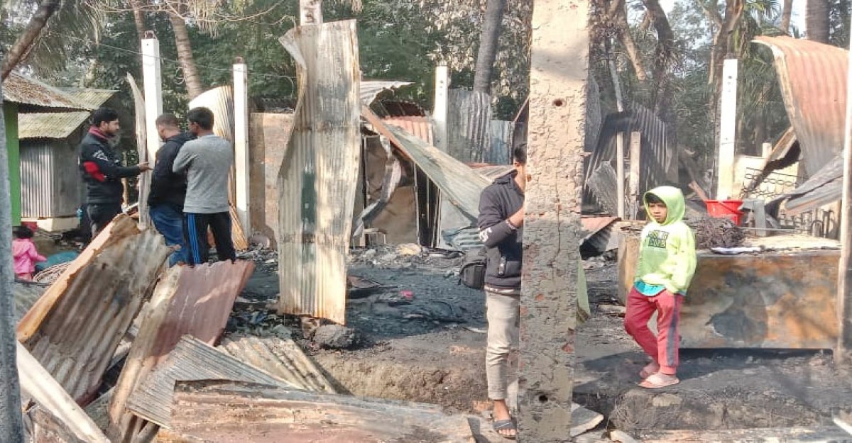 আগুনে ক্ষতিগ্রস্ত ১২ পরিবারের ঠাঁই খোলা আকাশের নিচে