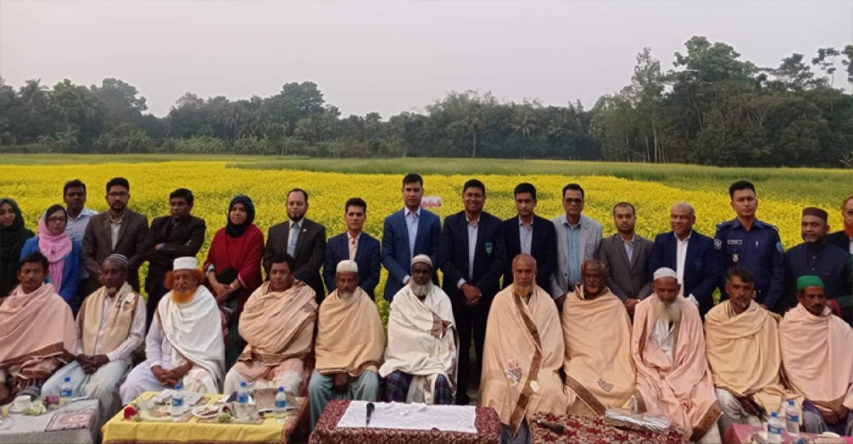 ফেনীর পাঁচগাছিয়ায় সরিষা মাঠে কৃষকদের আড্ডা