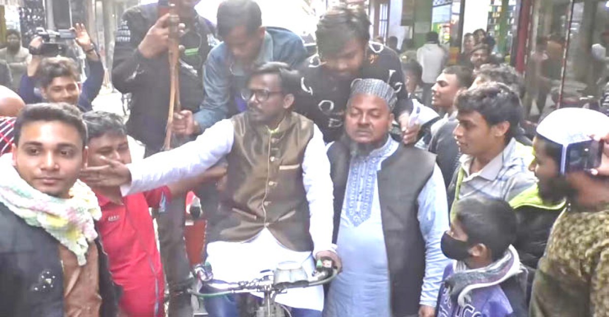 একতারা হাতে রিকশা চালিয়েছেন হিরো আলম