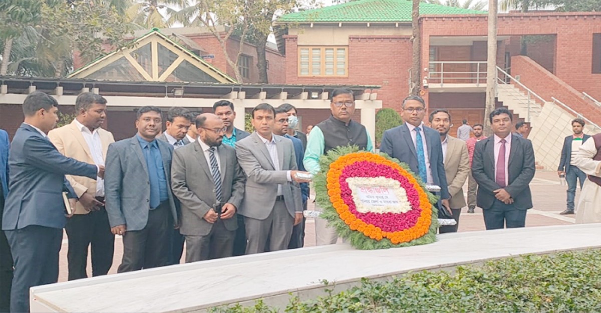 বঙ্গবন্ধুর সমাধিতে গোপালগঞ্জের বিদায়ী জজের শ্রদ্ধা