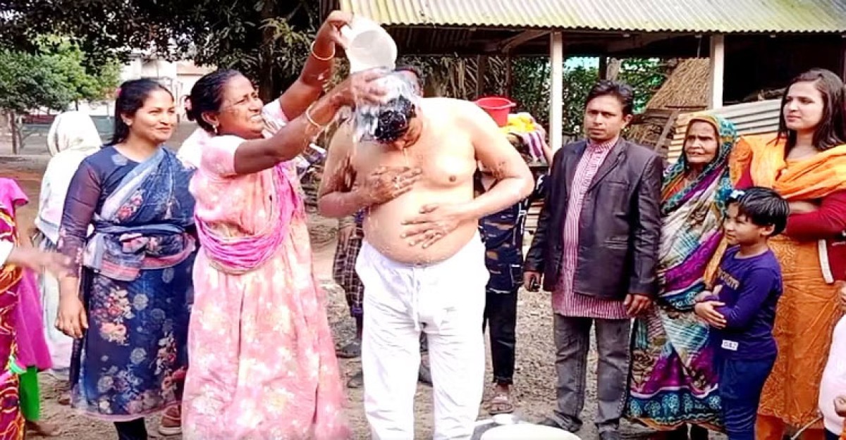 জেল থেকে বেরিয়ে দুধ দিয়ে গোসল করলেন ইউপি চেয়ারম্যান