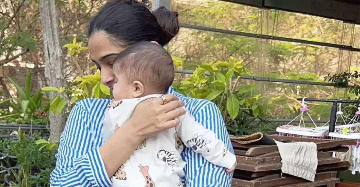 ছেলের ছবি প্রকাশ্যে আনলেন সোনম কাপুর