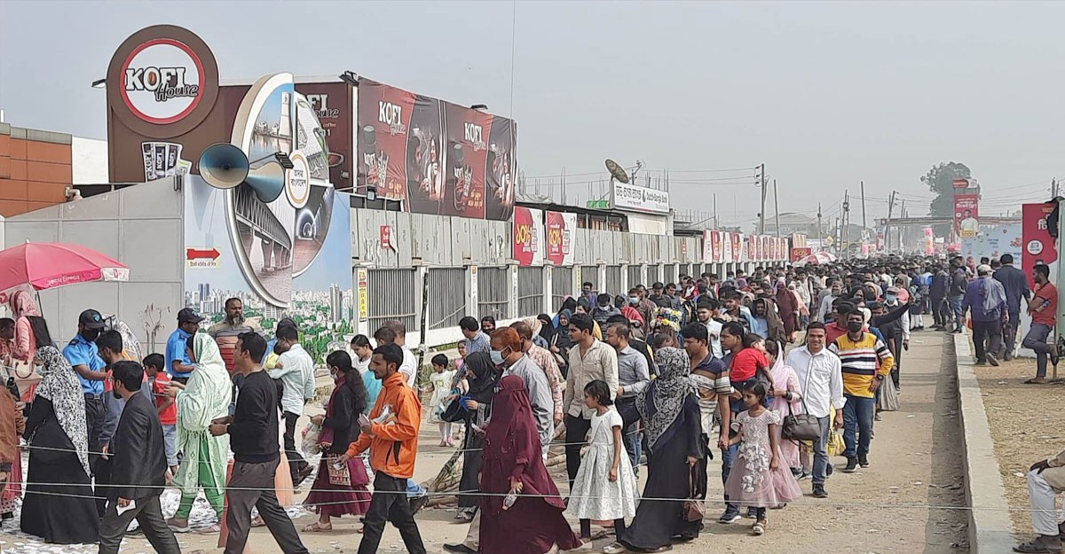 বাণিজ্য মেলায় দর্শনার্থীদের উপচেপড়া ভিড়