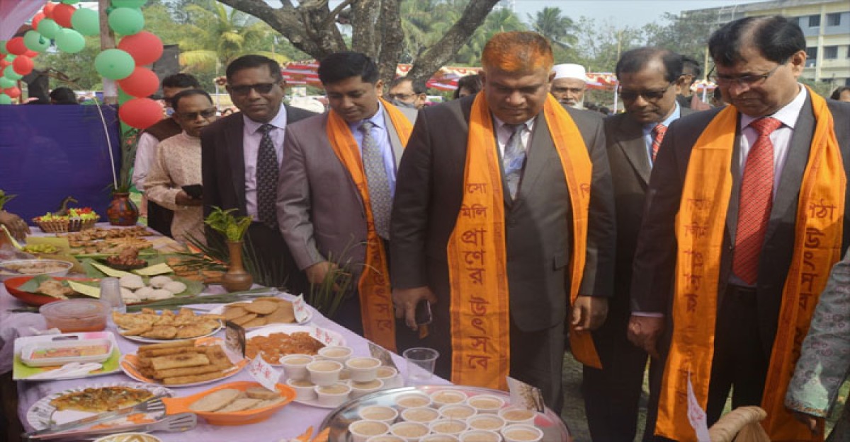খুলনা সরকারি মহিলা কলেজে পিঠা উৎসব ঘিরে নানা আয়োজন