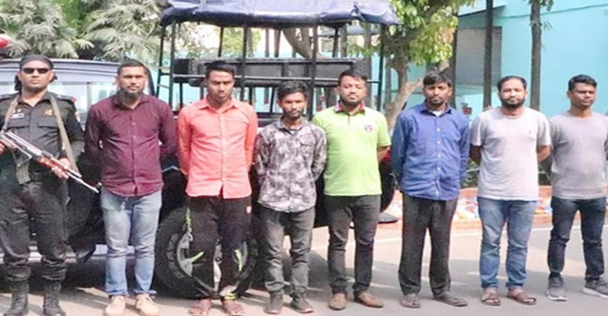 নারায়ণগঞ্জে ৫ কোটি টাকা মূল্যের গার্মেন্টস পণ্যসহ গ্রেফতার ৭