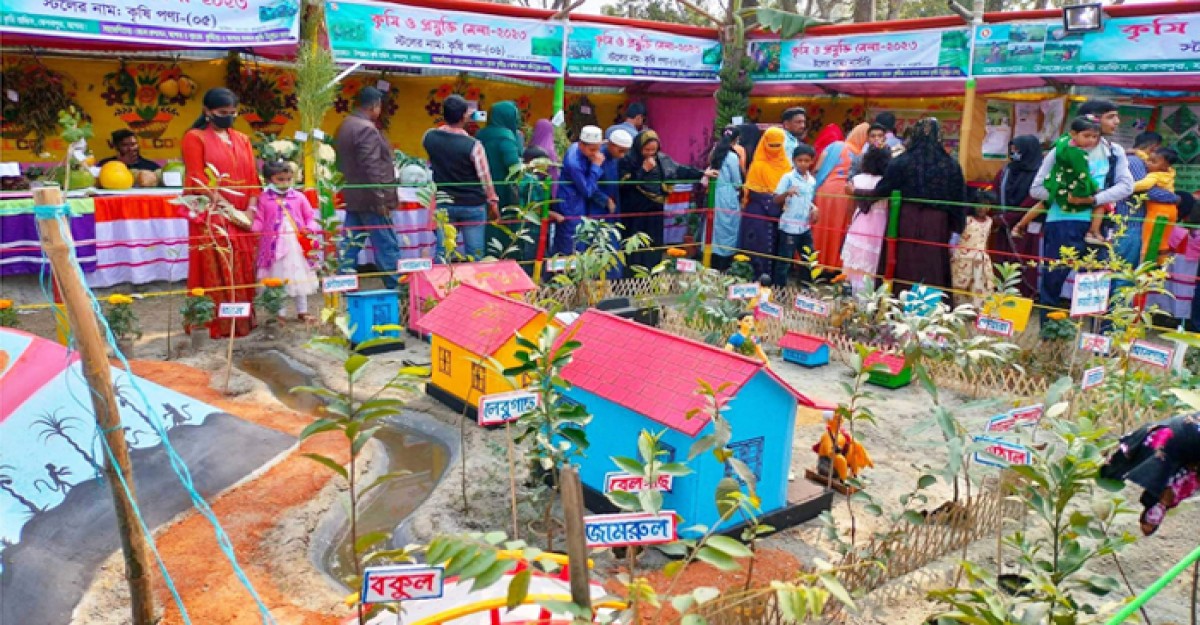 মধুমেলায় দর্শনার্থীদের নজর কাড়ছে কৃষি মেলা