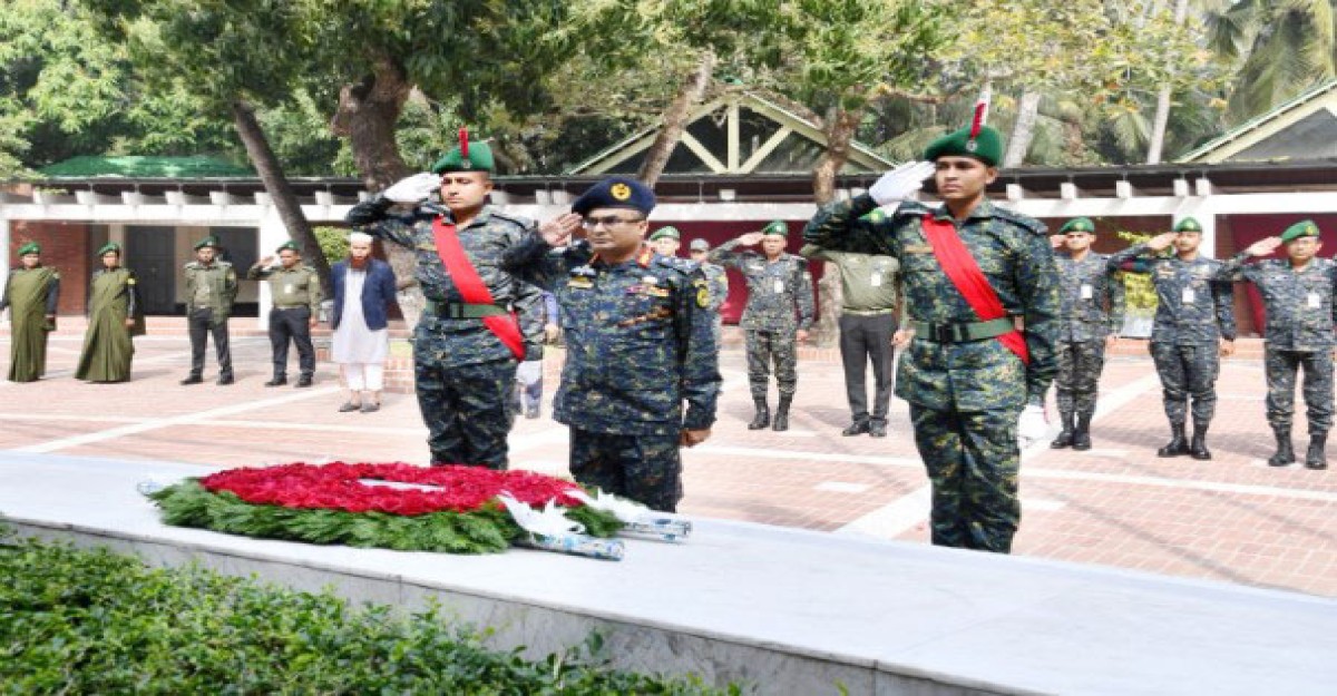 বঙ্গবন্ধুর সমাধিতে আনসার ও গ্রাম প্রতিরক্ষা বাহিনীর মহাপরিচালকের শ্রদ্ধা
