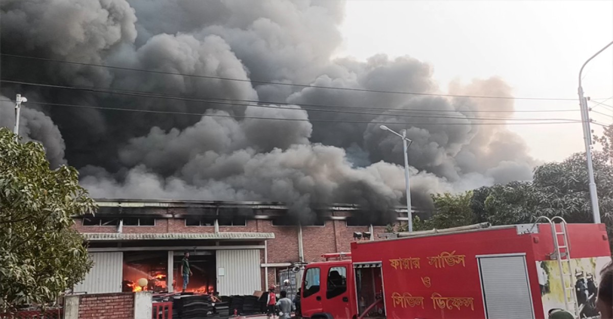 মোংলা ইপিজেডে ভিআইপি ব্যাগ কারখানায় আগুন