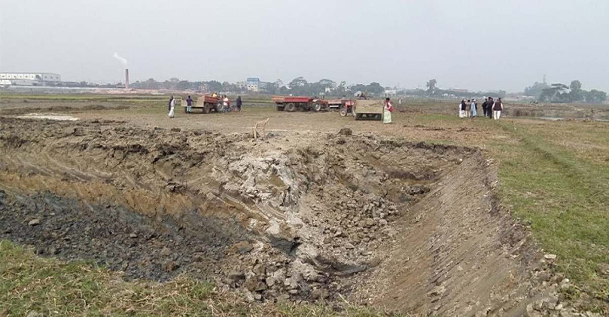 সোনারগাঁয়ে কৃষি জমির মাটি ইটভাটায়, প্রশাসনের হস্তক্ষেপ কামনা