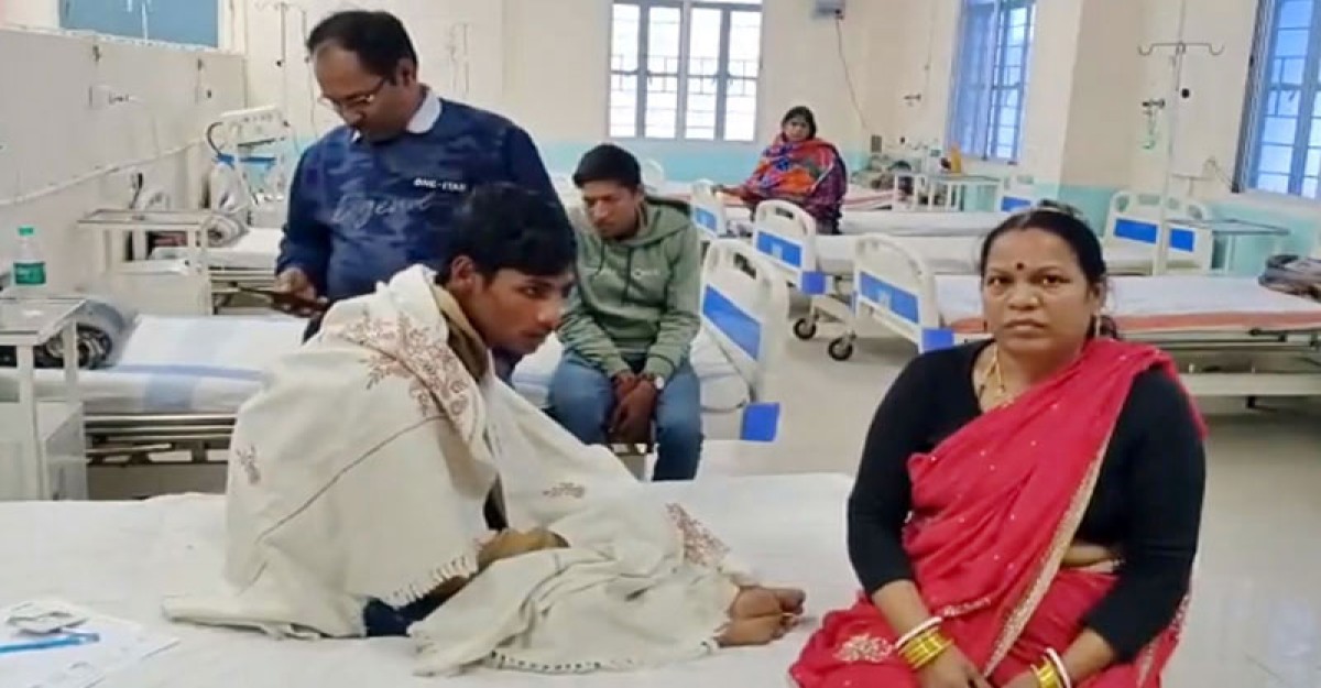 ৫০০ ছাত্রীর মধ্যে নিজেকে একা দেখে জ্ঞান হারালো ছাত্র