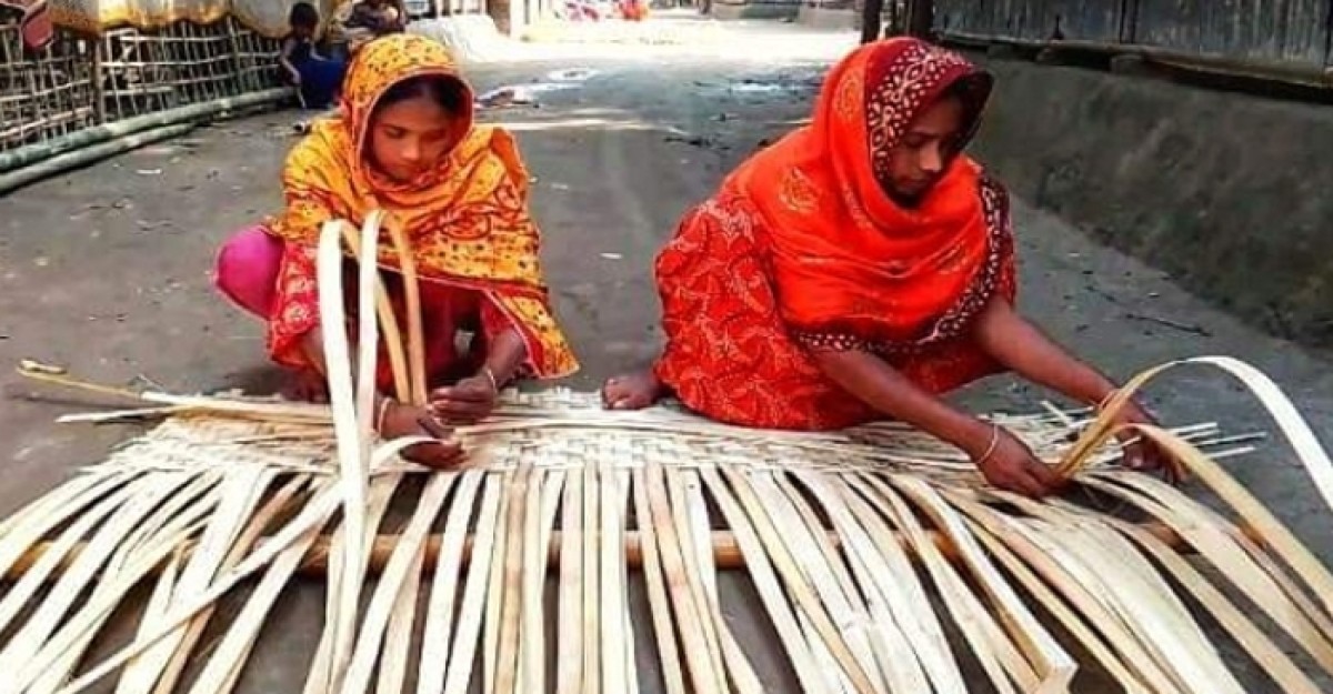বাঁশ দিয়ে পাতি তুলে চাটাই বানিয়ে সংসার চালাই