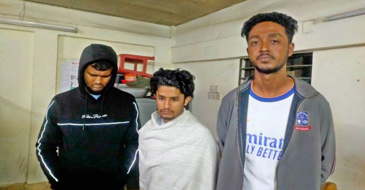 ছিনতাইয়ের অভিযোগে ঢাবির ৩ শিক্ষার্থী গ্রেফতার