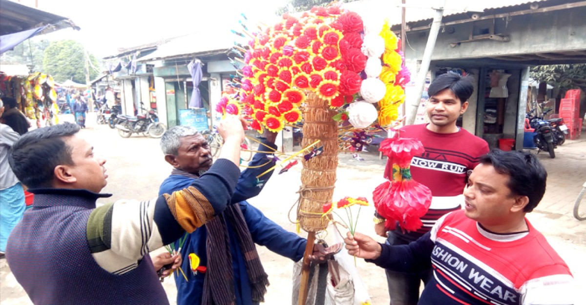 কাগজের ফুল বিক্রি করেই চলে হামিদের জীবন সংসার