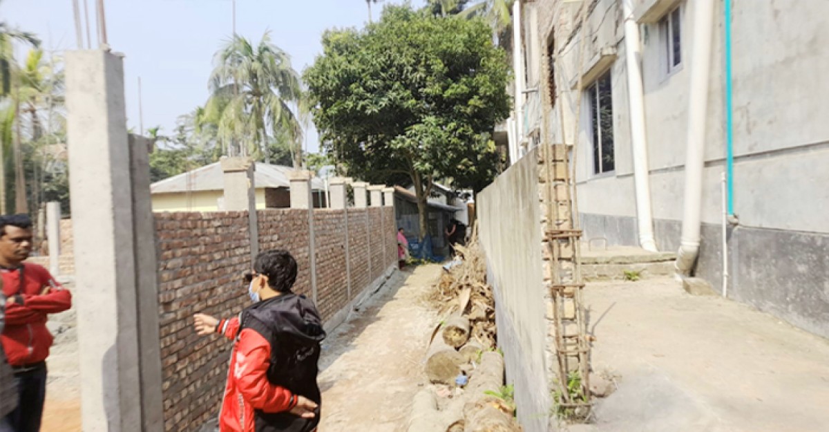 পৈত্রিক সম্পত্তিতে বাড়ি নির্মাণ করতে গিয়ে বাঁধার সম্মুখীন জেলা ও দায়রা জজ