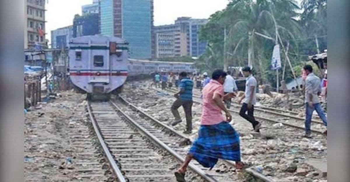 কারওয়ান বাজারে ট্রেনের ধাক্কায় প্রাণ গেল যুবকের