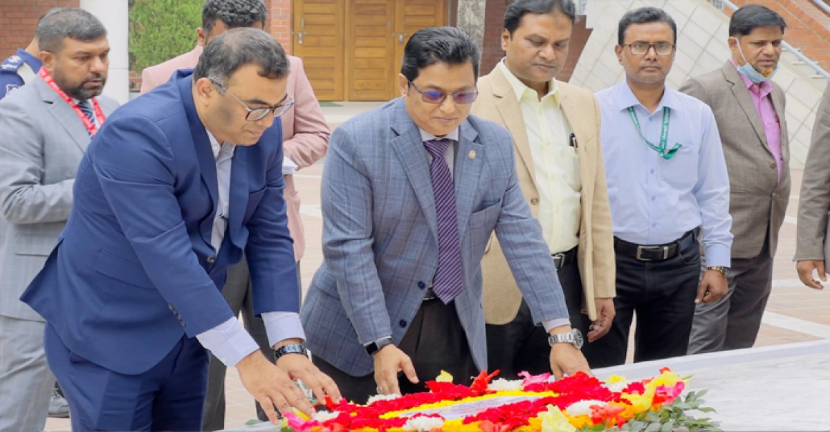 বঙ্গবন্ধুর সমাধিতে এলজিইডি'র অতিরিক্ত প্রধান প্রকৌশলীর শ্রদ্ধা